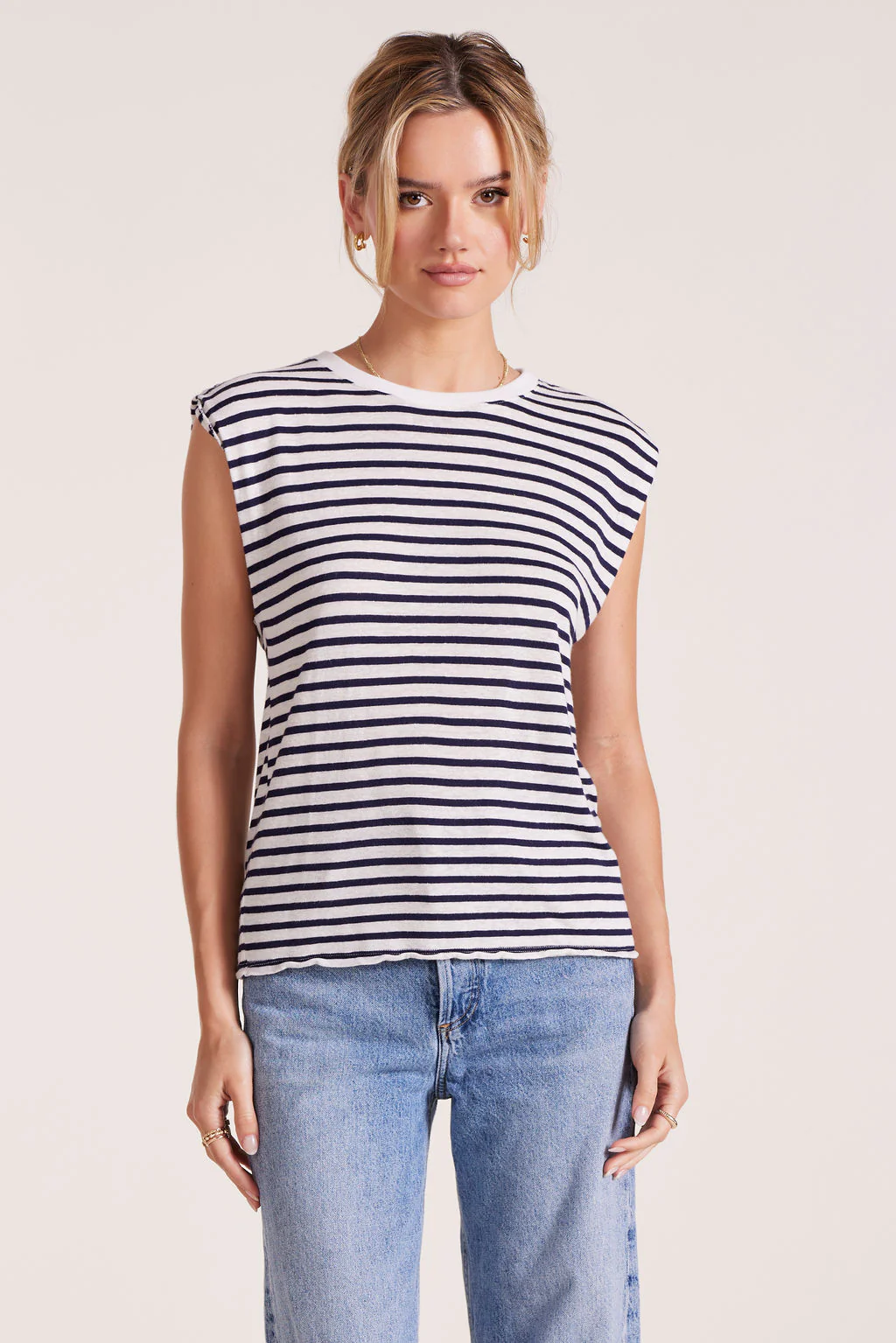 SLEEVELESS CREWNECK TEE - Image 3